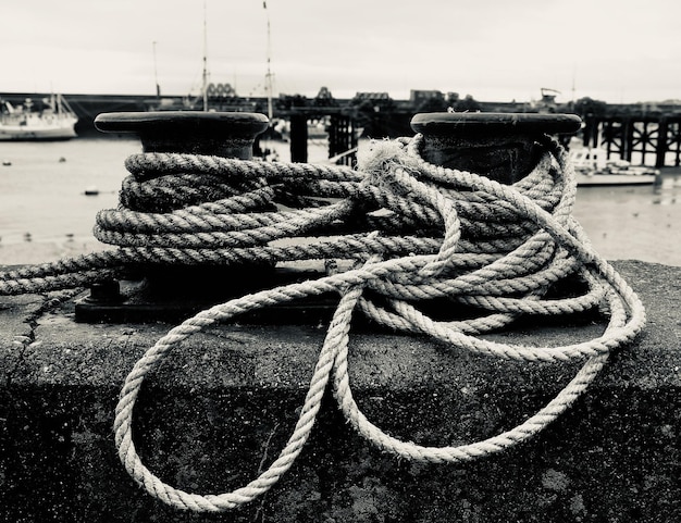 Foto nahaufnahme eines seils, das am pier gebunden ist