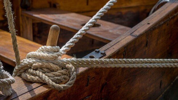 Nahaufnahme eines Seils, das an einem Holzboot gebunden ist