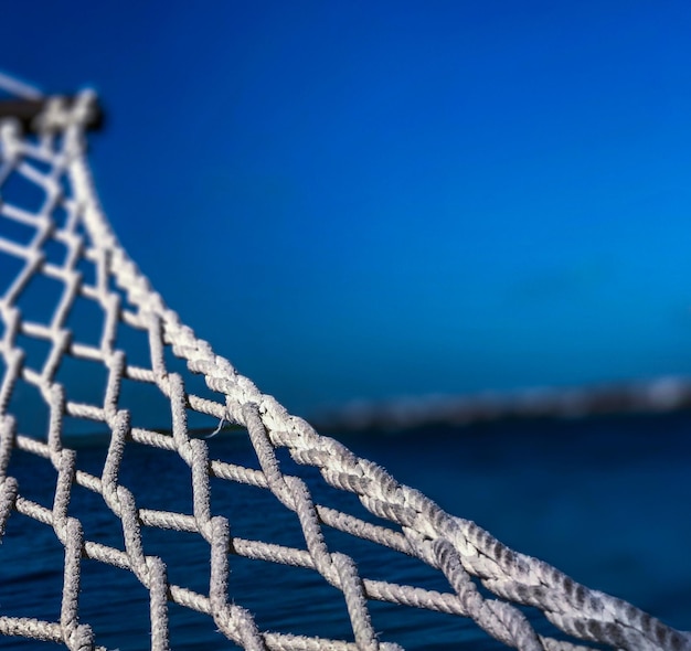 Nahaufnahme eines Seils gegen das blaue Meer