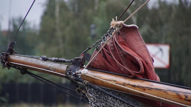 Foto nahaufnahme eines seils im hafen ein rotes segel