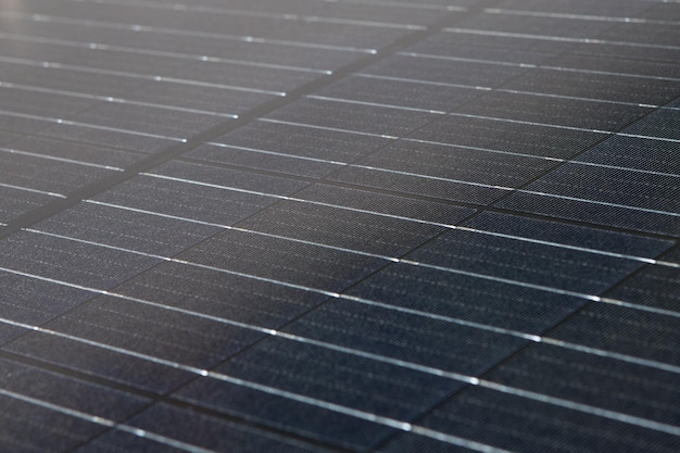 Nahaufnahme eines Solarpanels, dunkles Photovoltaikmodul im Meer vor der Küste