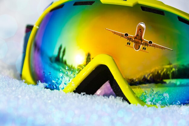 Foto nahaufnahme eines spielzeugs, das über einem schwimmbad fliegt