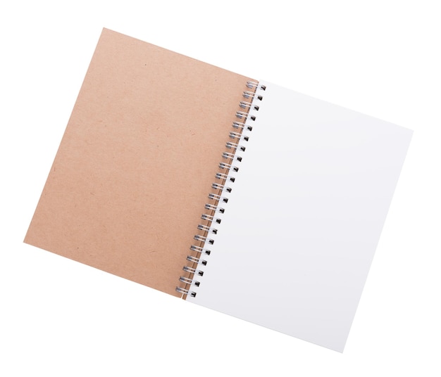 Nahaufnahme eines spiralförmigen Notebooks auf weißem Hintergrund