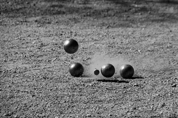 Foto nahaufnahme eines springenden bocce-balls auf sand