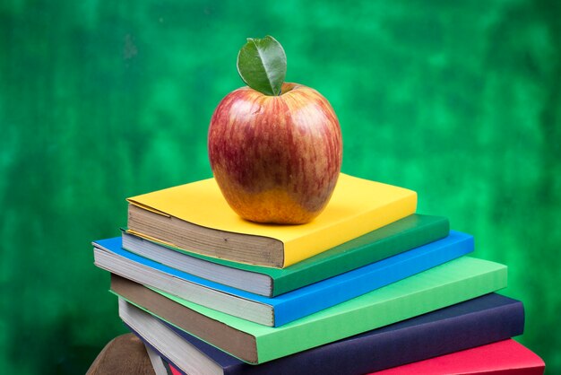 Nahaufnahme eines Stapels Bücher auf dem Tisch