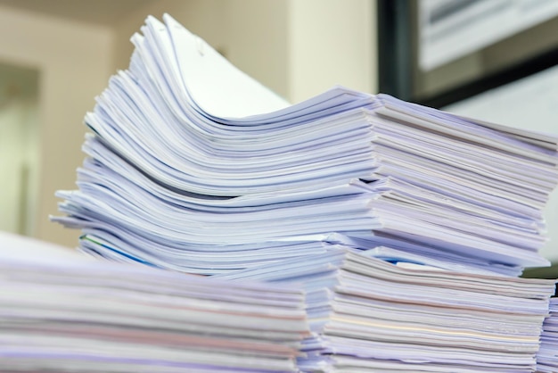 Nahaufnahme eines Stapels Bücher auf dem Tisch