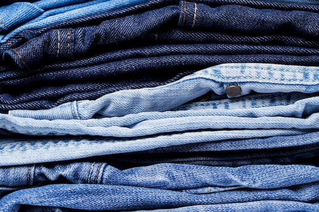 Nahaufnahme eines Stapels Jeans