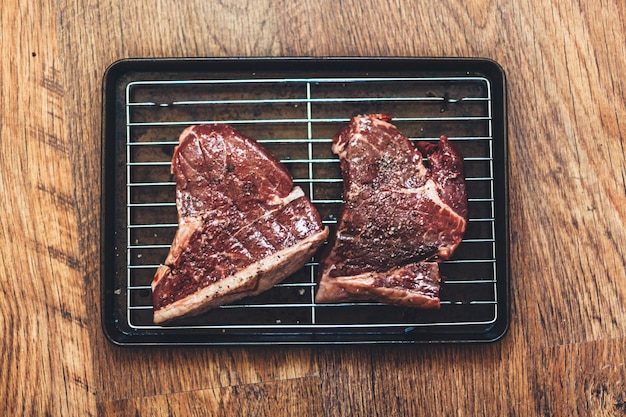 Nahaufnahme eines Steaks auf dem Grill
