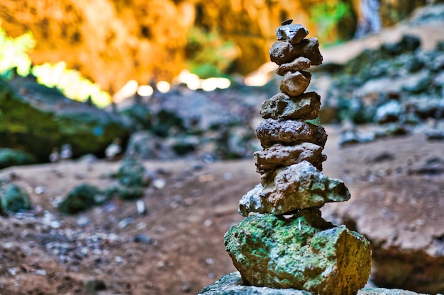 Foto nahaufnahme eines steinhaufens auf einem felsen