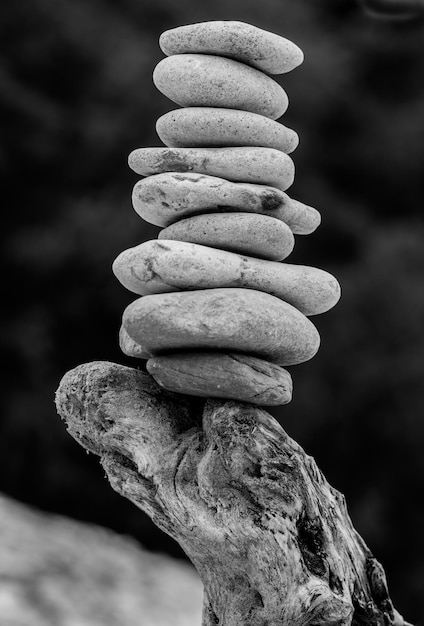 Foto nahaufnahme eines steinhaufens auf einem felsen