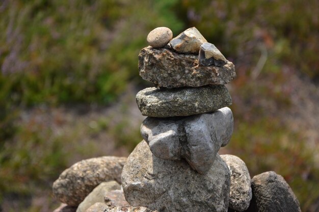 Foto nahaufnahme eines steinhaufens auf einem felsen