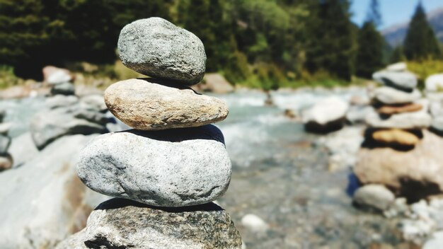 Foto nahaufnahme eines steinhaufens auf einem felsen