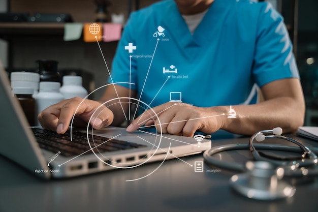 Nahaufnahme eines Stethoskops und eines digitalen Smartphones mit virtueller elektronischer Krankenakte des Patienten auf der SchnittstelleDigitale Gesundheitsversorgung und Netzwerk auf modernem virtuellen Bildschirm DNA-Medizintechnologie