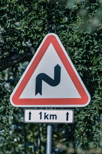 Foto nahaufnahme eines straßenschildes gegen bäume