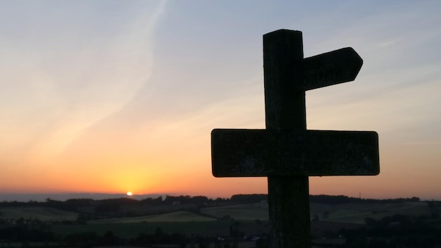 Foto nahaufnahme eines straßenschildes gegen den himmel bei sonnenuntergang