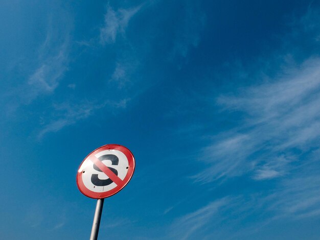 Foto nahaufnahme eines straßenschildes gegen den himmel