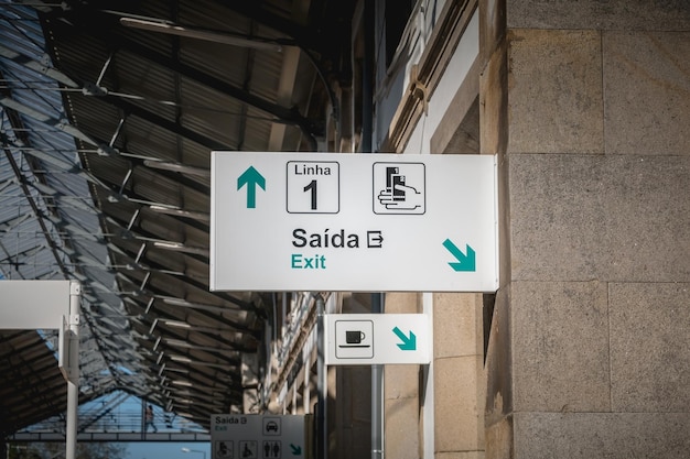 Nahaufnahme eines Straßenschildes gegen ein Gebäude
