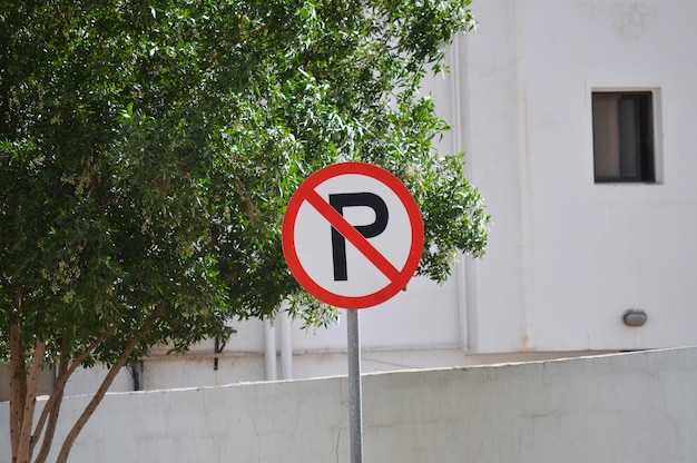 Nahaufnahme eines Straßenschildes mit dem Satz "Parken verboten"