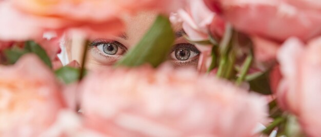 Nahaufnahme eines Straußes aus rosa Rosen