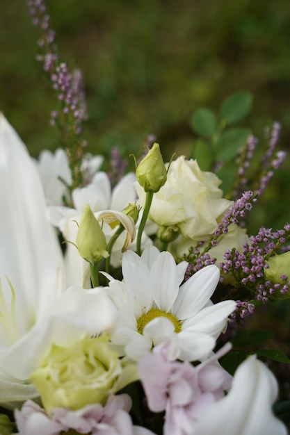 Nahaufnahme eines Straußes weißer Blumen. 8. März und Frauentag.