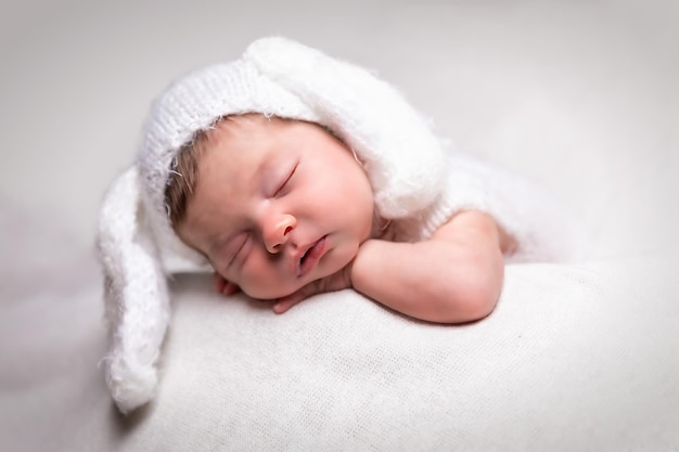 Nahaufnahme eines süßen Babys, das im Bett schläft