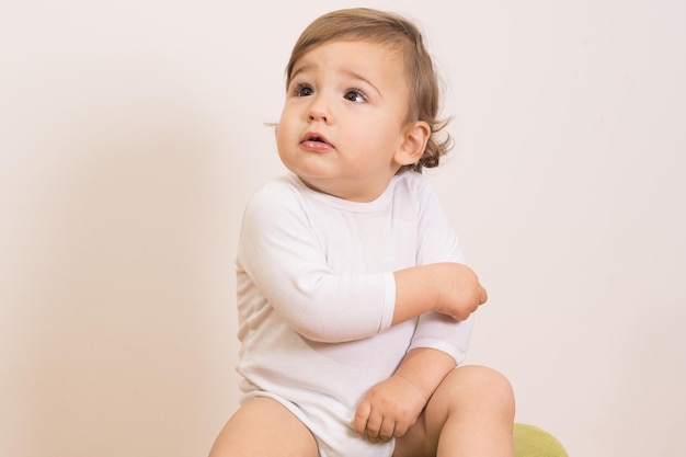 Nahaufnahme eines süßen Jungen zu Hause