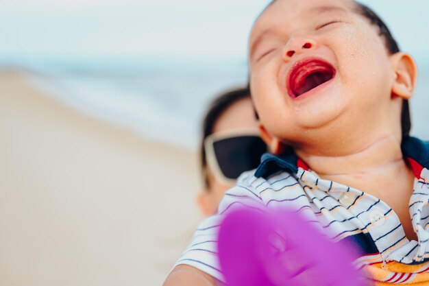 Foto nahaufnahme eines süßen lächelnden jungen