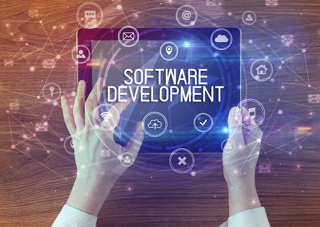 Nahaufnahme eines Tablets mit der Aufschrift SOFTWARE DEVELOPMENT innovatives Technologiekonzept.