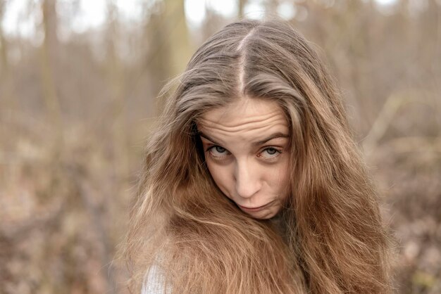 Foto nahaufnahme eines teenager-mädchens im wald