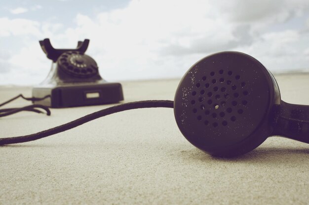 Nahaufnahme eines Telefonempfängers am Strand