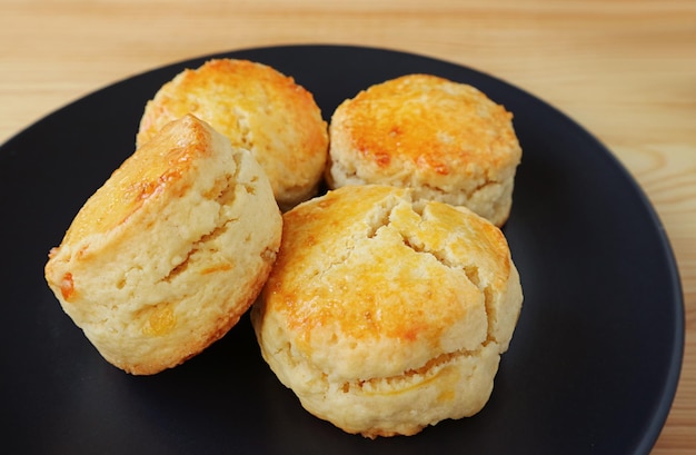 Nahaufnahme eines Tellers mit köstlichen kandierten Orangenschalen-Scones