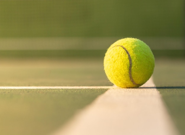 Nahaufnahme eines Tennisballs auf dem Platz