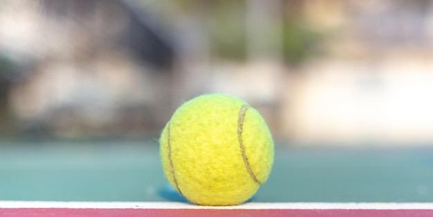 Foto nahaufnahme eines tennisballs auf dem platz