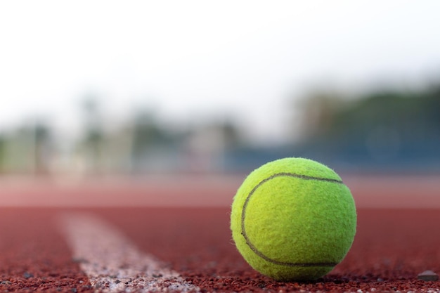 Nahaufnahme eines Tennisballs auf dem Platz
