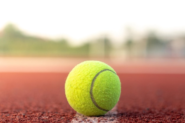 Nahaufnahme eines Tennisballs auf dem Platz