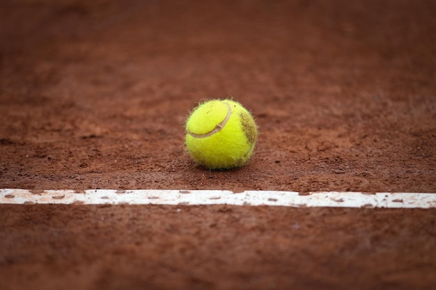 Nahaufnahme eines Tennisballs auf dem Spielfeld