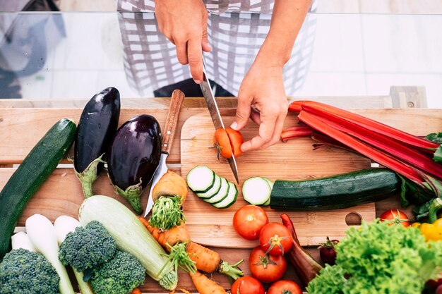 Nahaufnahme eines Tisches voller Gemüse wie Tomaten, Karotten und mehr