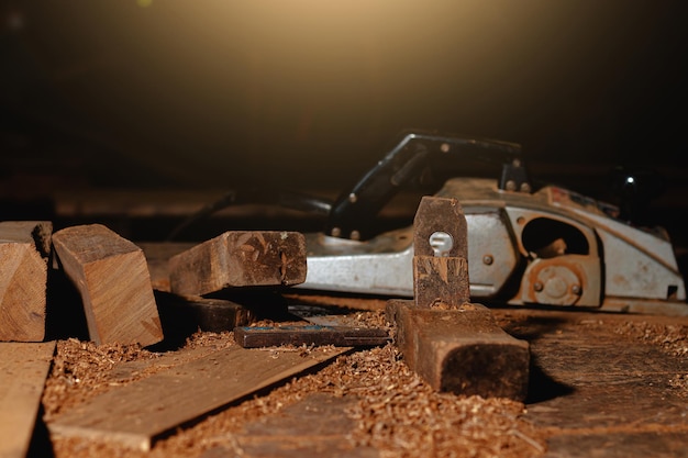 Nahaufnahme eines Tischlers mit einer Kreissäge oder einem Werkzeug zum Schneiden von Holzbohlen Zur Herstellung von Möbeln in Häusern und Wohnungen, Hotels, Zimmern aus Holz.