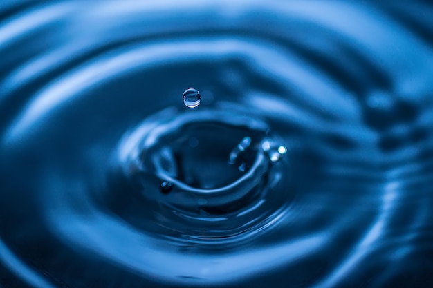 Nahaufnahme eines Tropfen, der ins Wasser fällt