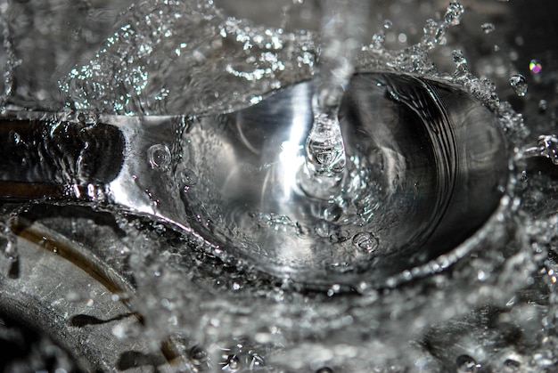 Nahaufnahme eines Tropfens, der auf Wasser spritzt