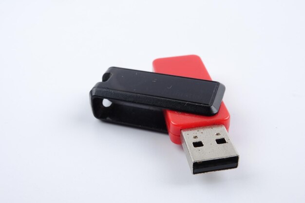 Nahaufnahme eines USB-Sticks auf weißem Hintergrund