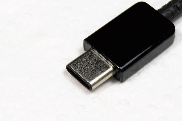 Nahaufnahme eines USB-Typ-C-Steckers auf weißem Hintergrund