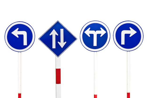 Nahaufnahme eines Verkehrsschildes vor weißem Hintergrund