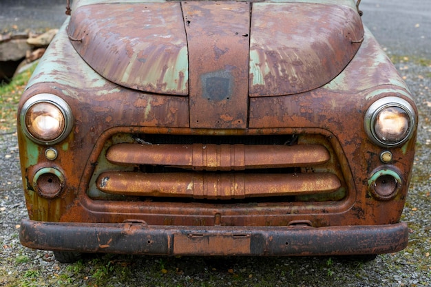Nahaufnahme eines verlassenen Autos auf dem Feld, Norwegen