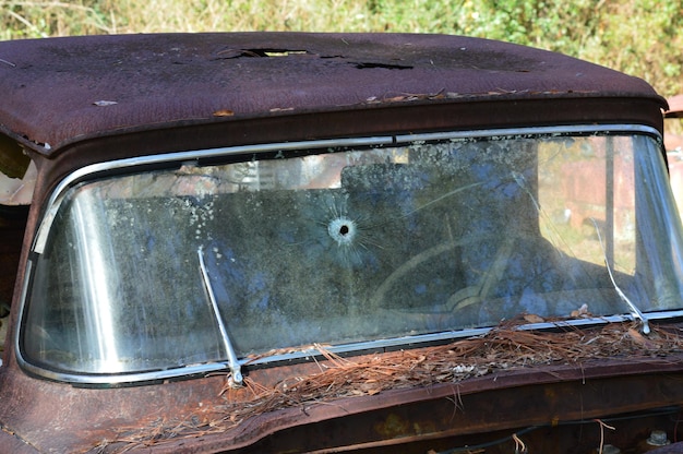 Foto nahaufnahme eines verlassenen autos auf dem feld