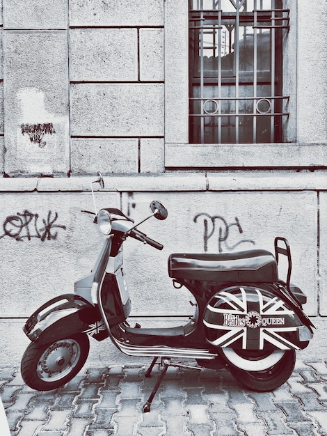 Foto nahaufnahme eines vespa-motorrads vor dem fenster