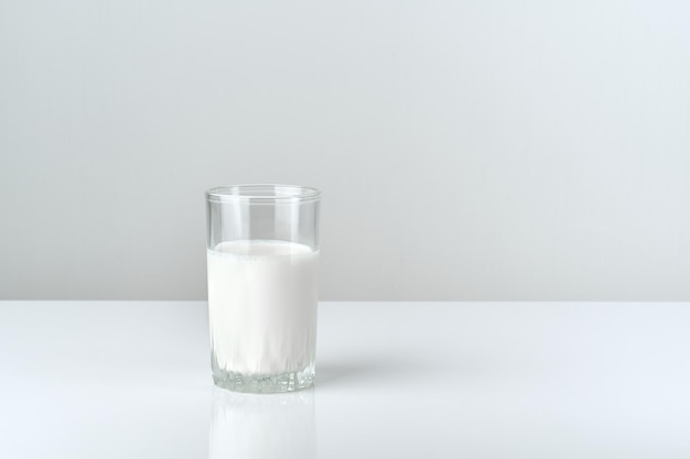 Nahaufnahme eines Wasserglases auf dem Tisch