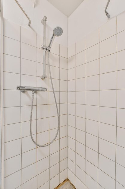 Nahaufnahme eines Wasserhahns im Badezimmer