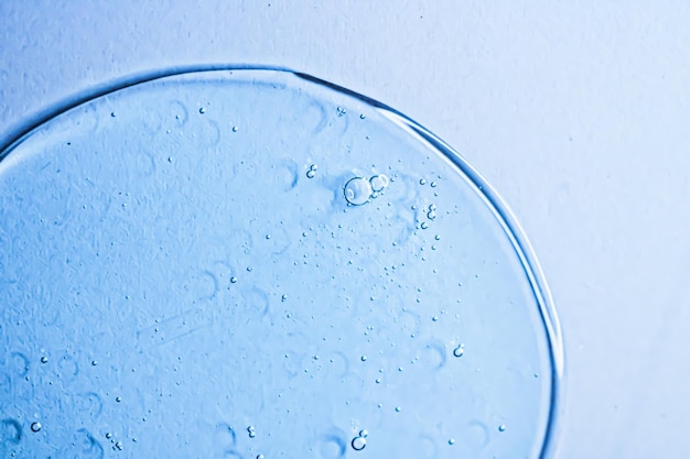 Nahaufnahme eines Wassertrops auf farbigem Hintergrund