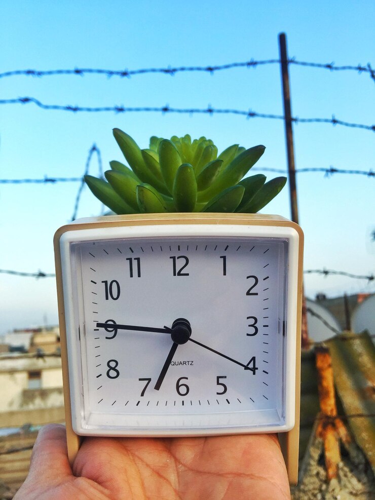 Foto nahaufnahme eines wecker in der hand